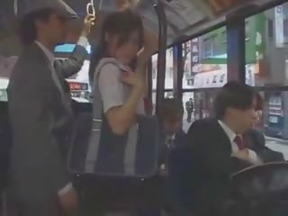 Азиатки тийн дъщеря пипнешком в автобус от група