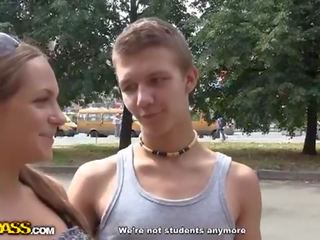 Slutty duo výběry nahoru a mladý člověk