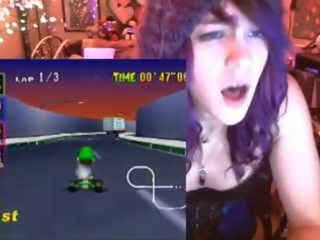 Geek diva cums jogar mario kart