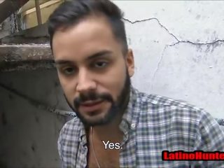 Bearded heteroseksueel latino zoals ongesneden piemel