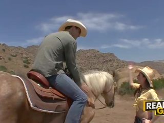 Smashing امرأة سمراء في سن المراهقة عاهرة ميسي حجر في الهواء الطلق cowboy أسلوب اللعنة