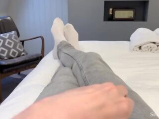 Stap mam en zoon delen een bed in een hotel kamer