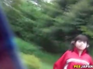 Japoneze adoleshent urinates