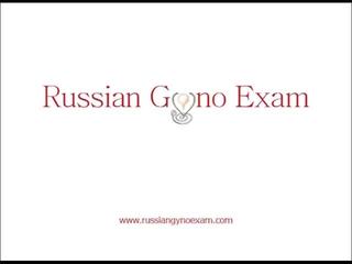 Een plumpy rondborstig russisch stunner op een gyno onderzoek