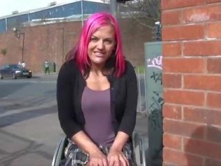 Wheelchair مقيد ليا نزوة في المملكة المتحدة وامض و في الهواء الطلق عري