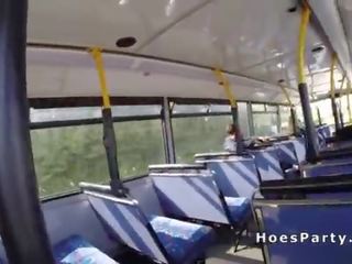 Baguhan sluts pagbabahagi turok sa ang publiko bus