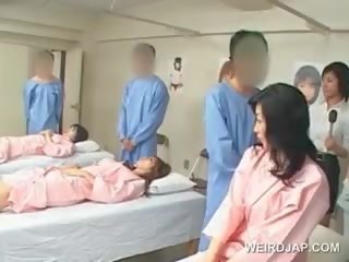 Asiatiskapojke brunett damsel slag hårig axel vid den sjukhus