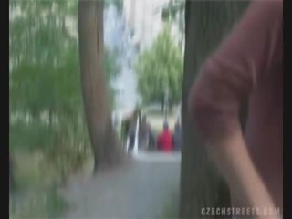 Tjeckiska ung kvinna sugande manhood på den gata för pengar