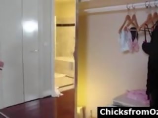 Naakt australiër amateur masturbeert in spiegel met dildo