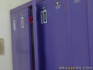 मोहक बड़ा titted ब्लोंड हो जाता है किसी न किसी में the locker कक्ष